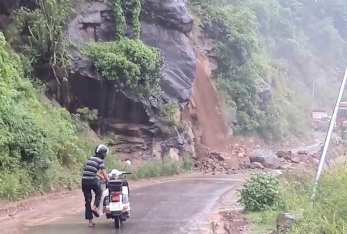 Bilaspur Himachal Pradesh Narrow escape for scooter rider in landslide