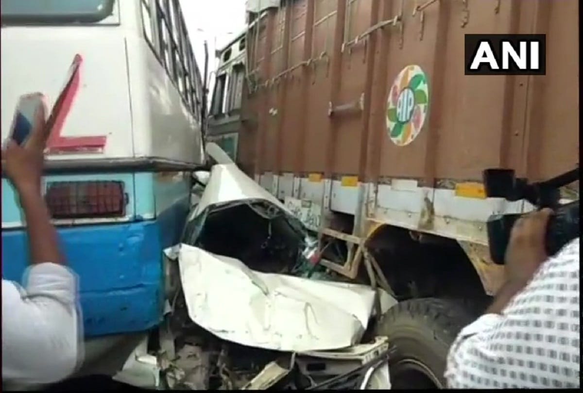 truck collides with bus and several other vehicles in pitampura