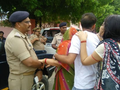 constable shot dead by daroga pistol in firozabad