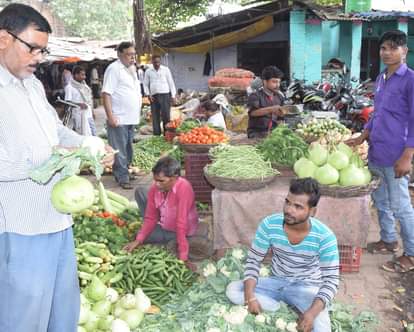 सब्जी महंगी होने से ग्राहकों की भीड़ लग रही कम