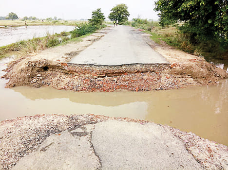 रसूलाबाद-लहरापुर मार्ग की कटी सड़क