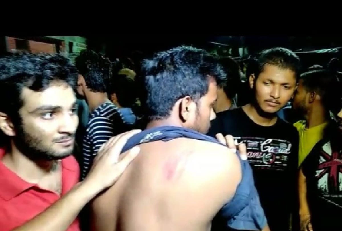 student and local property owner fighting with each other in nehru vihar