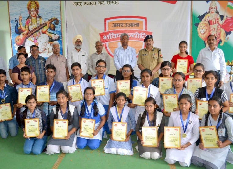मेहनत को मिला सम्मान तो चमक उठे मेधावियों के चेहरे