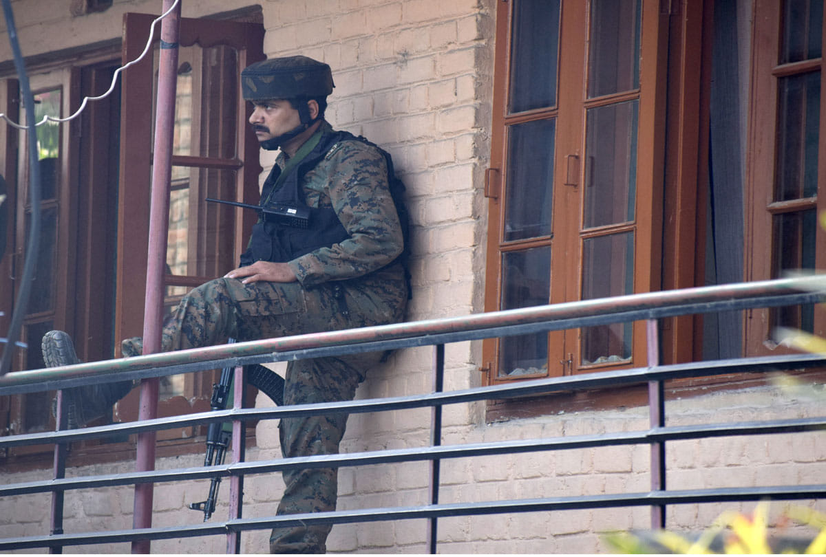 encounter burst in srinagar jammu kashmir on Sunday on jawan martyr