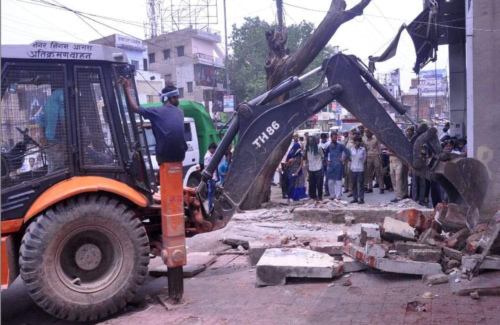 encroachment removed across MG Road agra