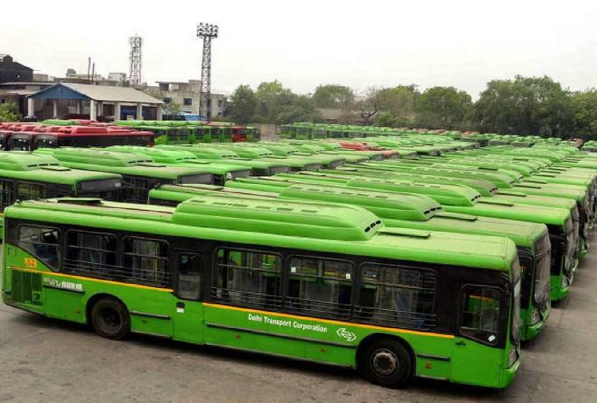 Minor students hostage in DTC bus pass center at delhi Azadpur depo