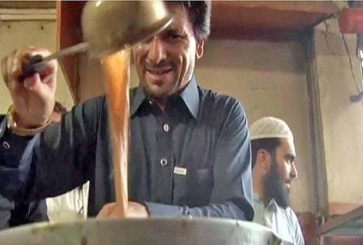 People in Pakistan choose tea seller as MP, find out millionaire