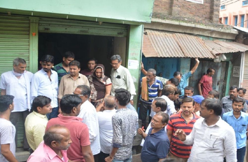 youths beaten up husband wife in firozabad