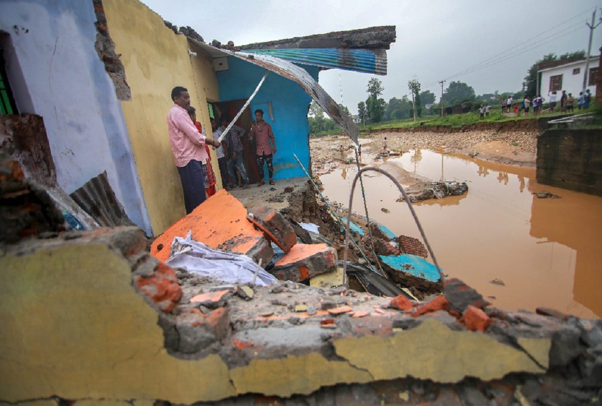 heavy rainfall in jammu and kashmir,houses shower in flood water