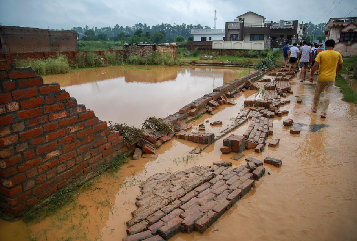 heavy rainfall in jammu and kashmir,houses shower in flood water