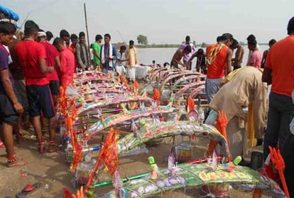 stoning over Kanwaris in hardoi