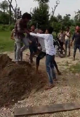 रेत के ढेर को लेकर खनन माफिया में मारपीट