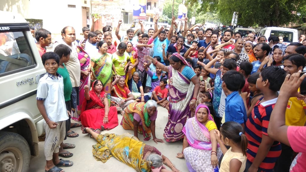 Villagers protest at  minister anupriya patel home at mirzapur