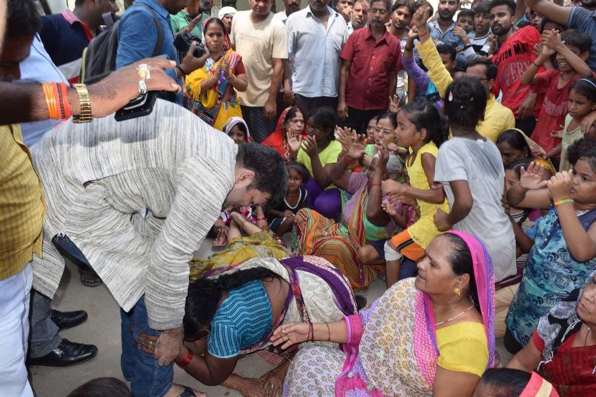 Villagers protest at  minister anupriya patel home at mirzapur