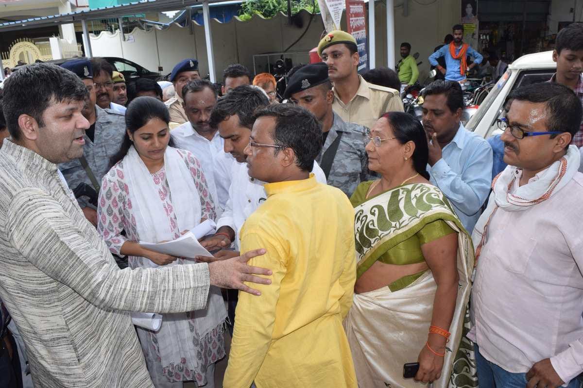 Villagers protest at  minister anupriya patel home at mirzapur