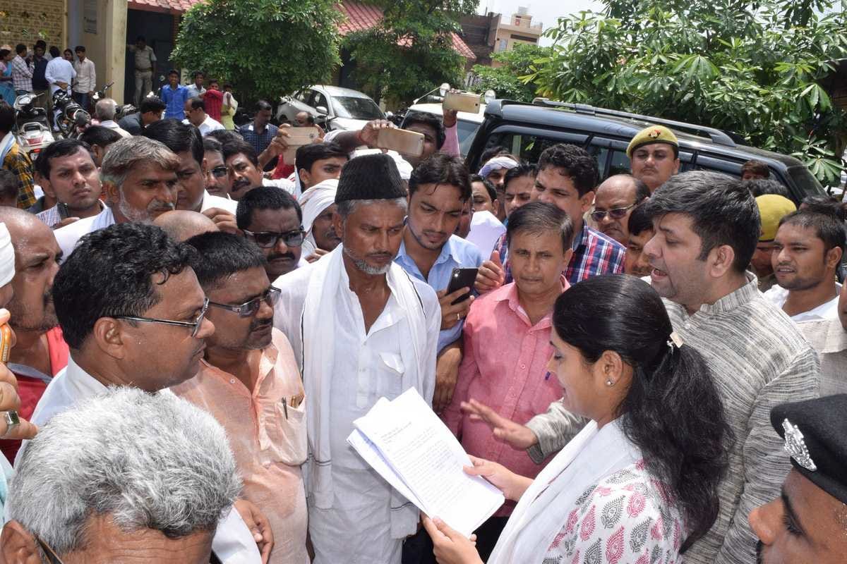 Villagers protest at  minister anupriya patel home at mirzapur
