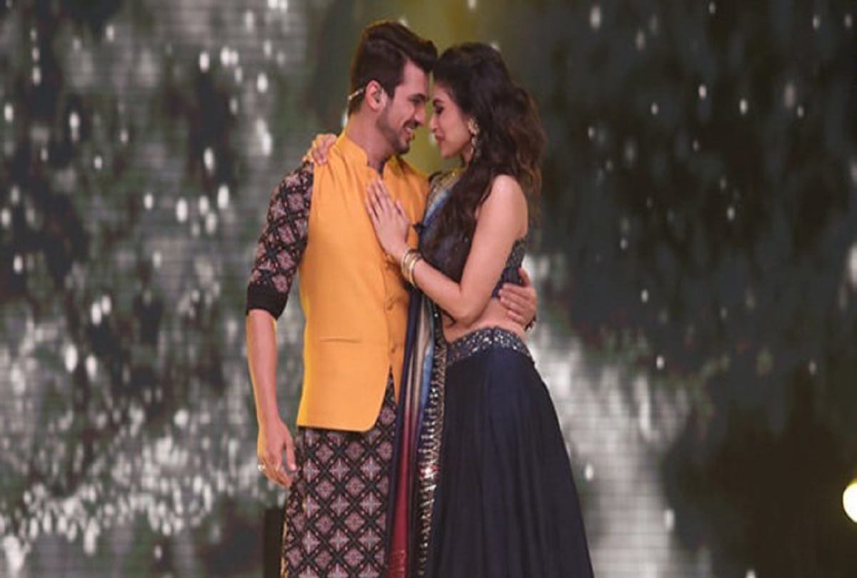 Mouni Roy dance with Arjun Bijlani at Dance Deewane