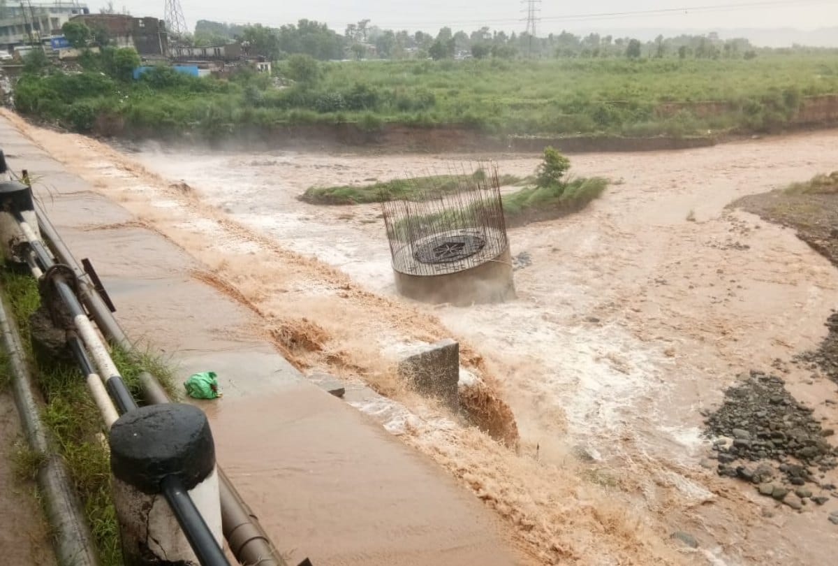 Himachal weather report flood in sarsa river solan wall collapse three died