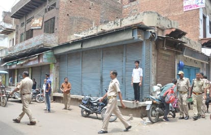 youths beaten up husband wife in firozabad