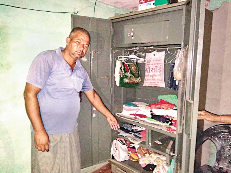 no noise no sound thieves brought lacks of goods from five houses in amroha