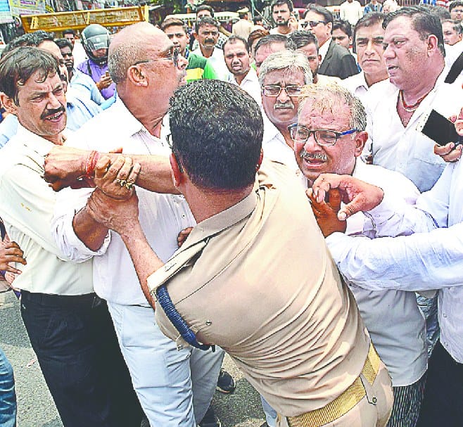 highcourt bench ke liye bekaabu hue vakil