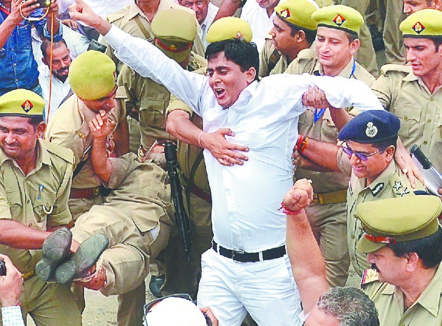 police kaa chakrvue torkar subhaarti pahuche vakil