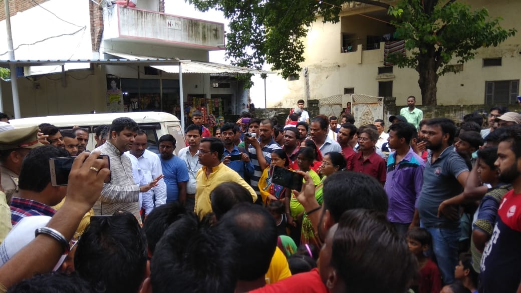Villagers protest at  minister anupriya patel home at mirzapur
