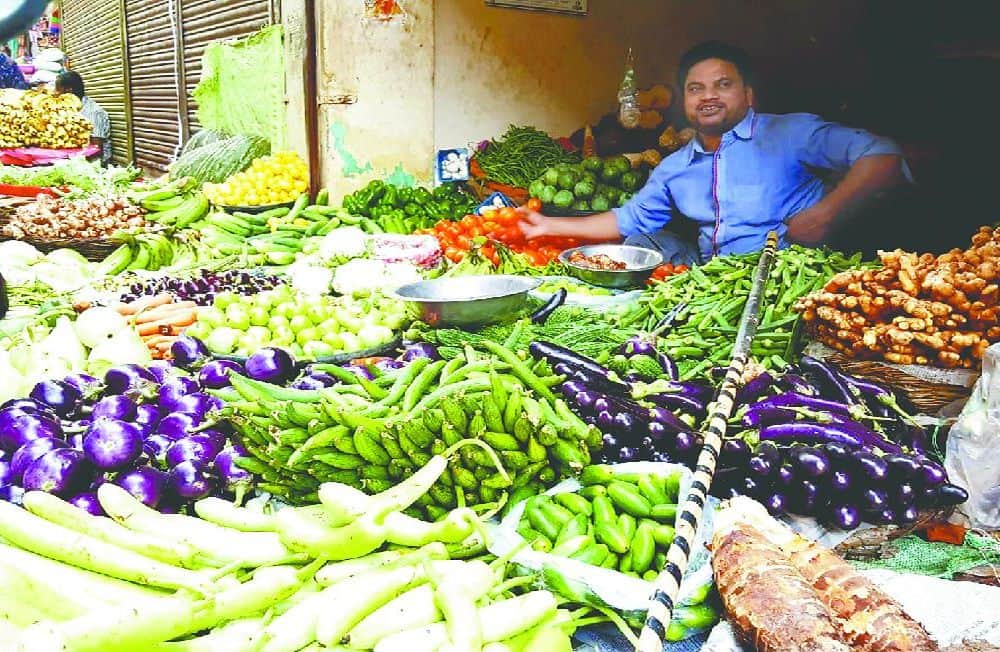 relail shopkeeper sale vegetable in double tripple rate on local market
