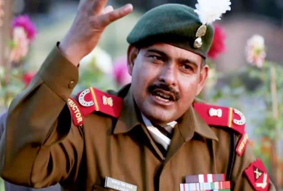 yogendra singh yadav Flying Tiranga after win battle of tiger hill in kargil