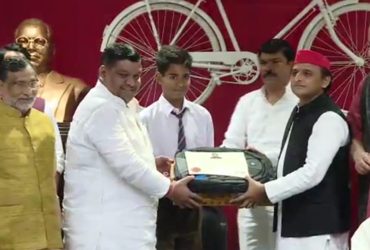 akhilesh yadav distributed laptops to topper students