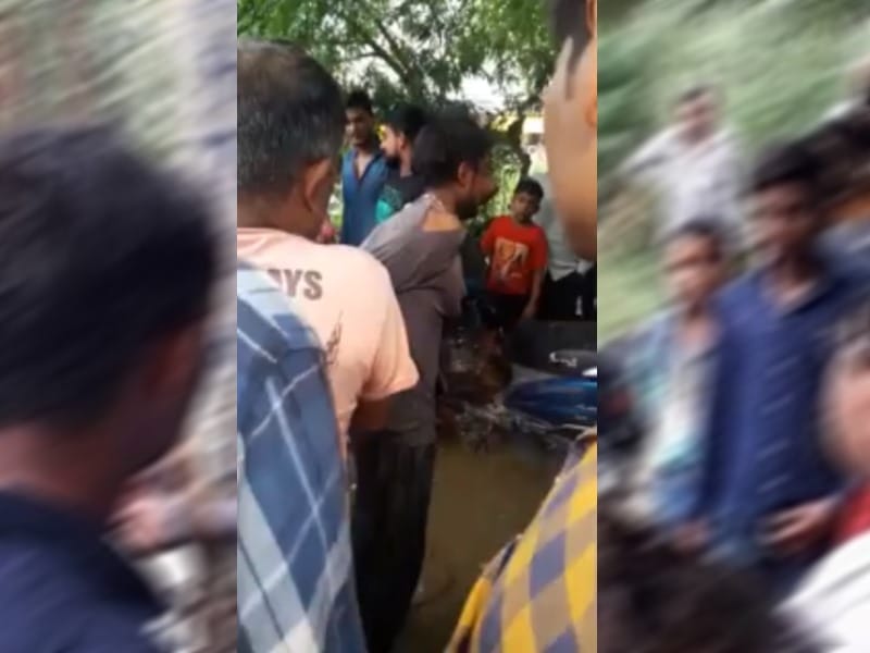 crowd beat youth in roorkee police and public go away