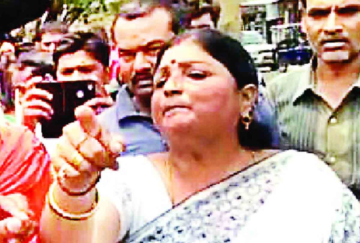 BJP leader got angry on the road Chitrakoot