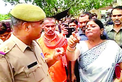 BJP leader got angry on the road Chitrakoot