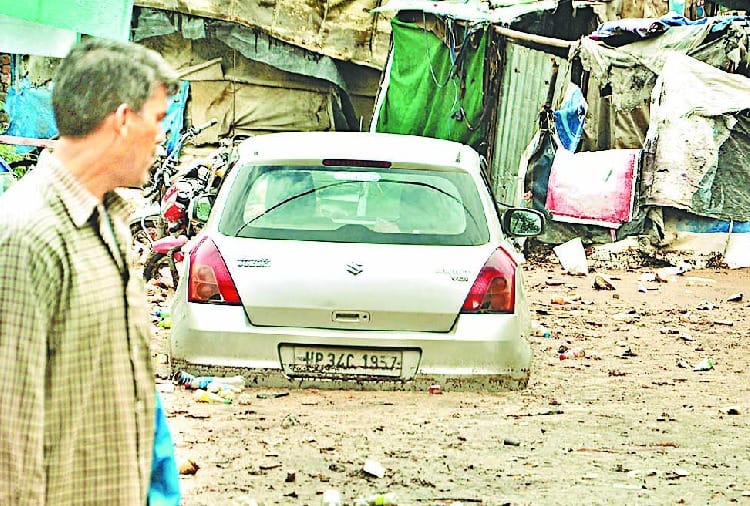 बादल फटने से नालों में बाढ़; अफरातफरी मची, सुरक्षित जगह पर भागे लोग