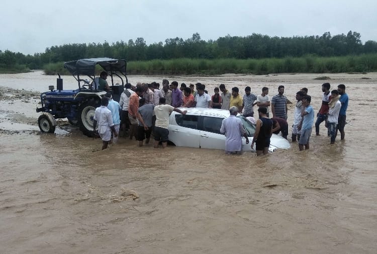 Suddenly water  Flow come in river a car Get trapped in Khizrabad
