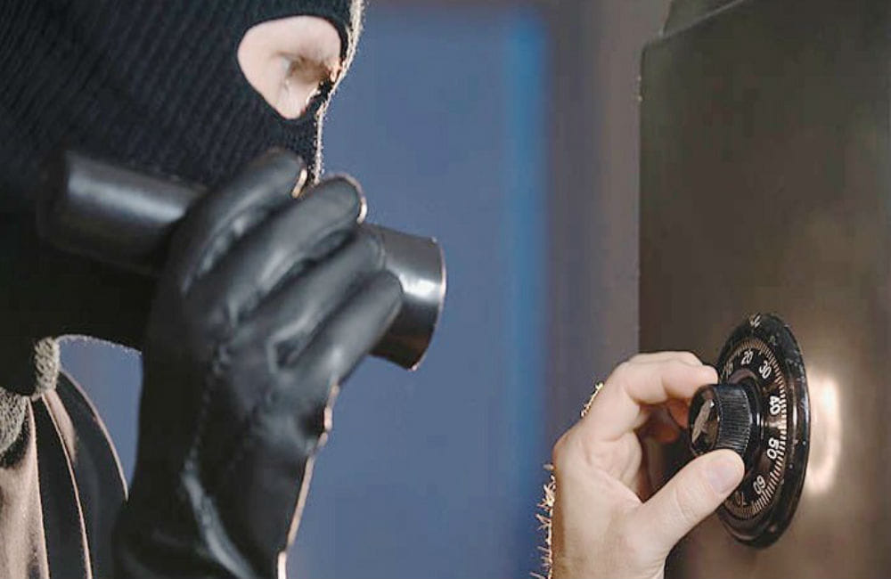 thieves steal safe containing five lakhs worth of jewellery