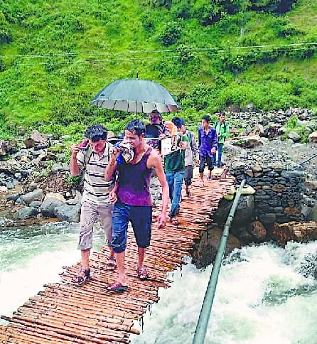 boys carried pregnent lady 11 km on foot