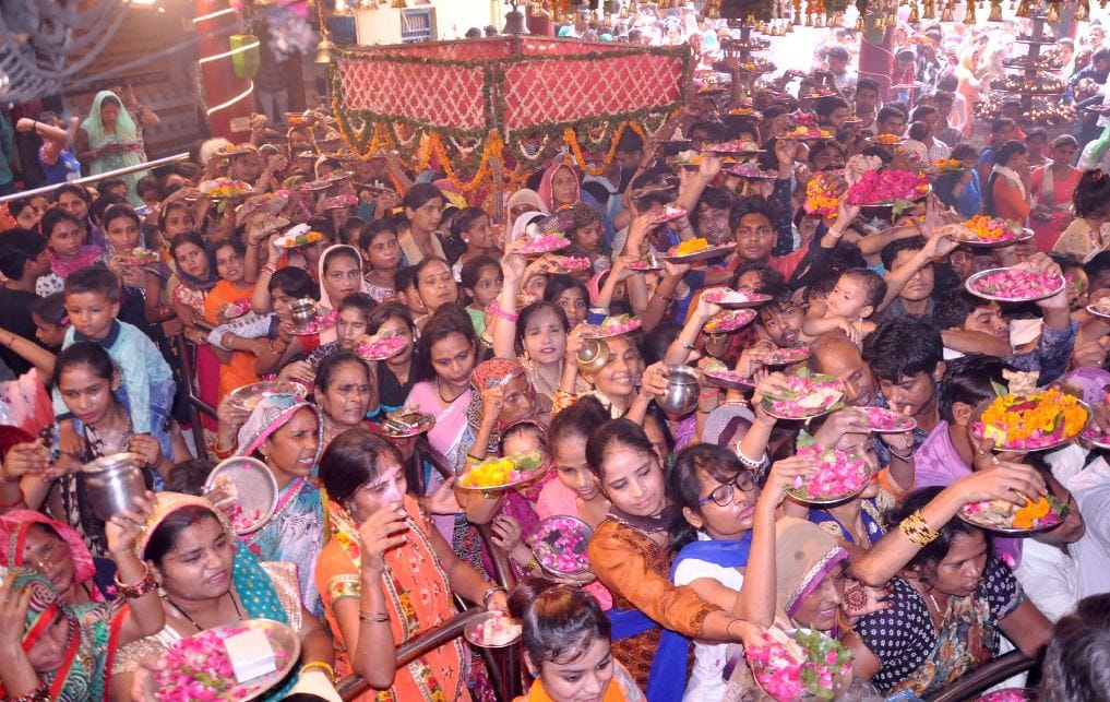 huge crowd of devotees reached kailash mahadev temple on somvar