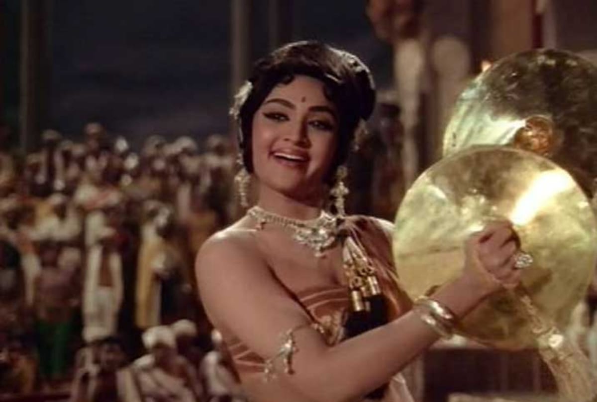 Vyjayanthimala first south actress who did bollywood movies and perform on mera dil ye pukare aaja song