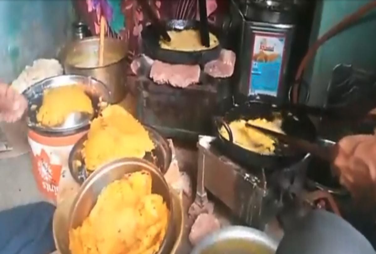This sweet shop selling malpua opens once in a year Since 60 years at Pratapgarh in uttar pradesh
