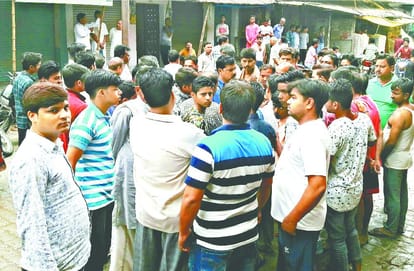 thieves steal safe containing five lakhs worth of jewellery