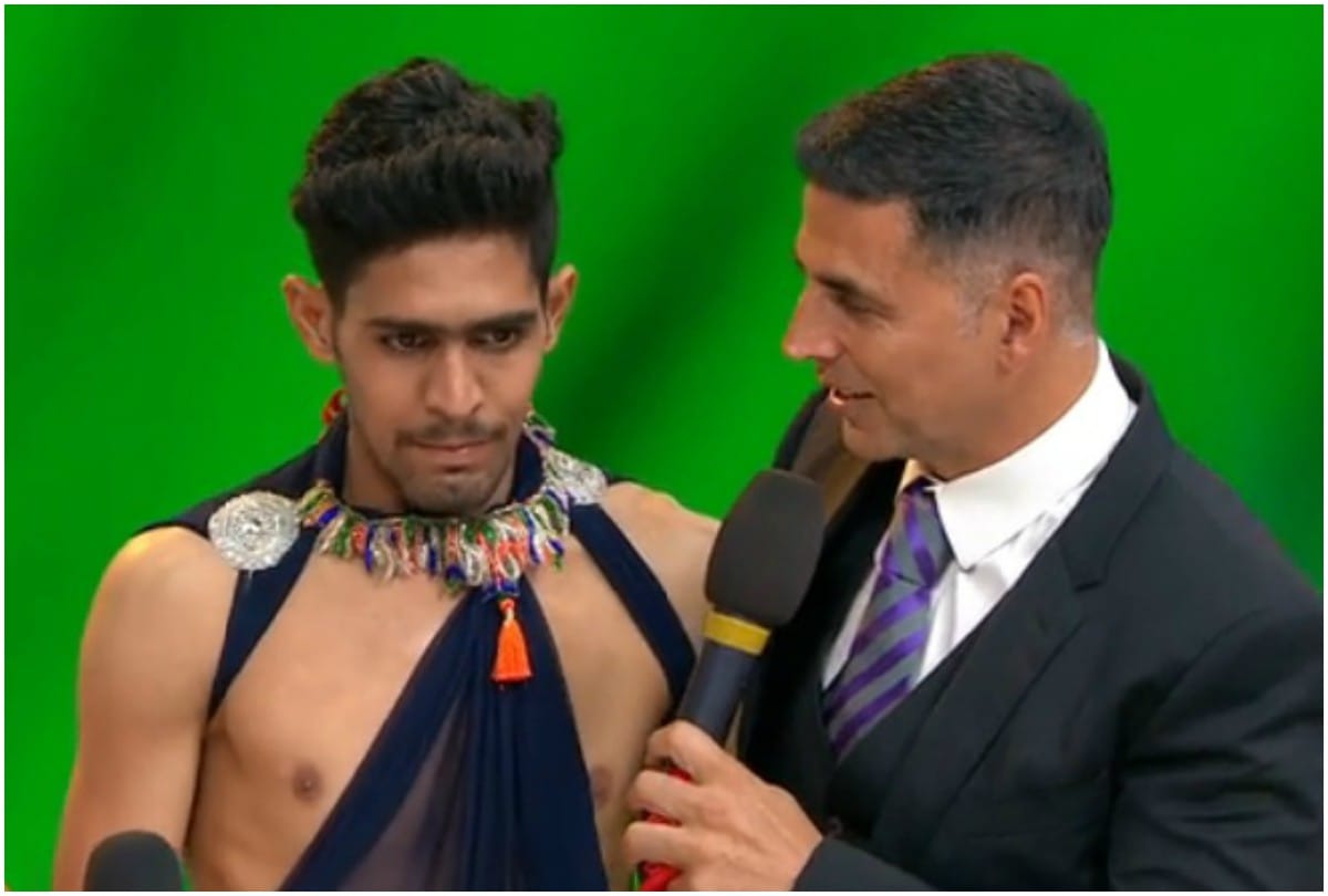 Akshay Kumar given gold medal and 5 lakh rupees to Prabdeep for his performance in Dance Deewane