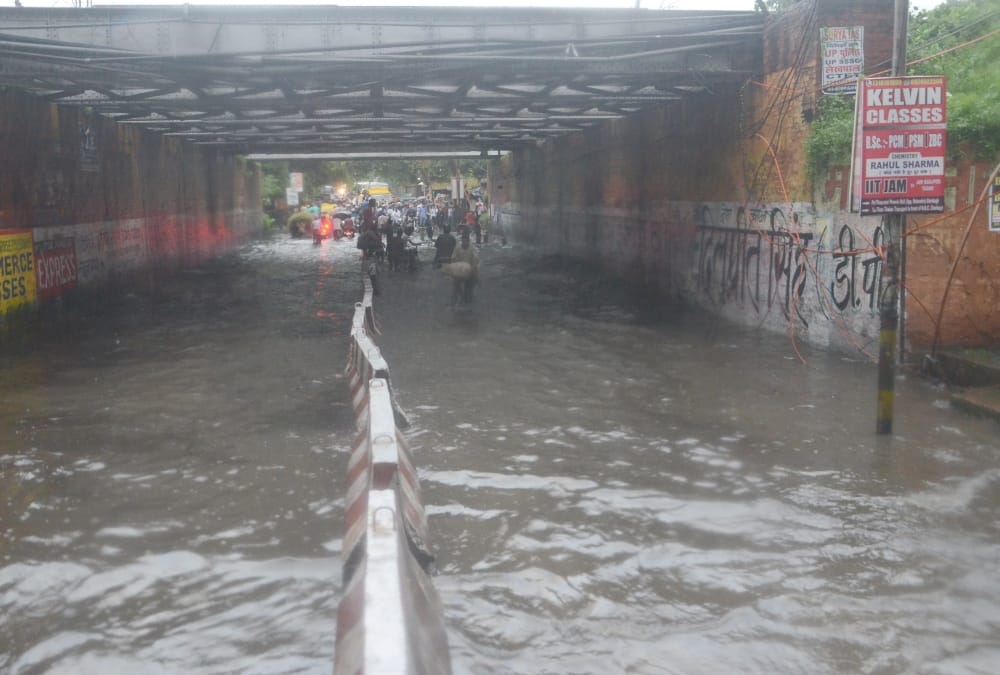 waterlogging after rain in lucknow.