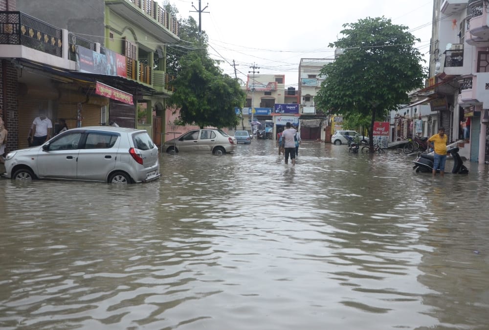 waterlogging after rain in lucknow.