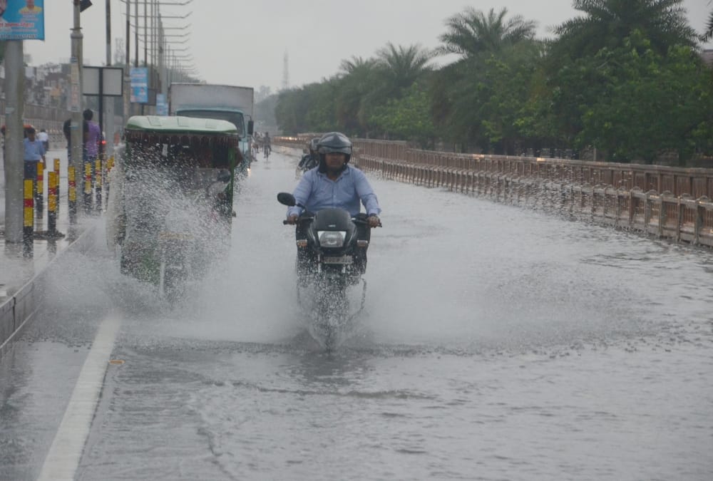 waterlogging after rain in lucknow.