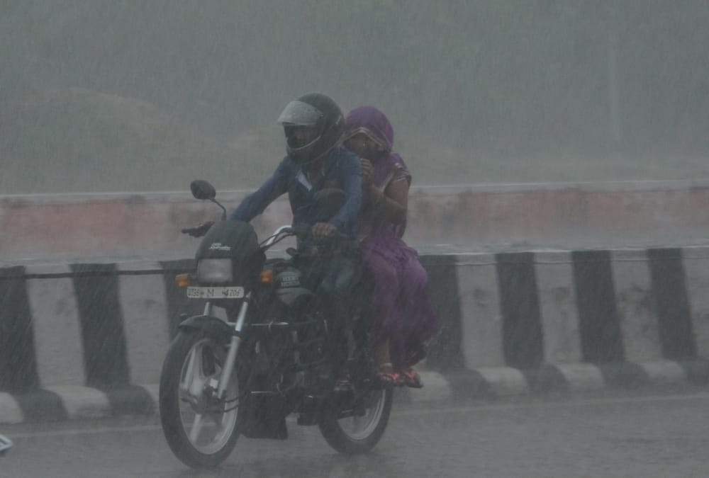 waterlogging after rain in lucknow.
