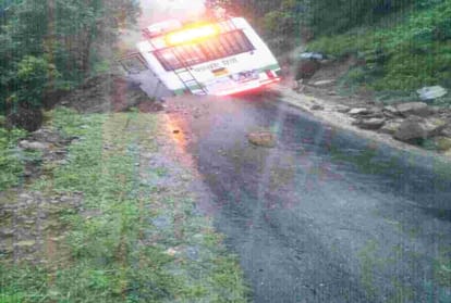 923 roads closed in himachal due to heavy rainfall