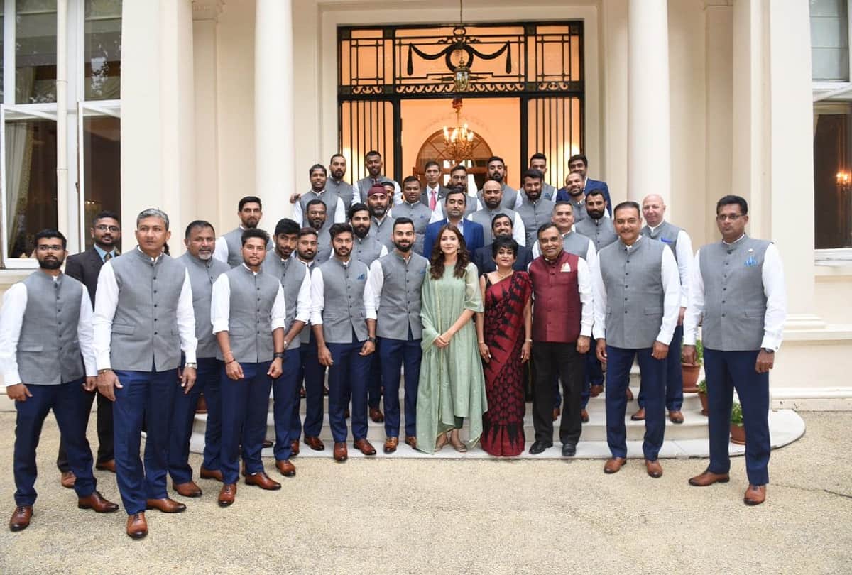 anushka sharma break silence to being trolled on a picture with team india