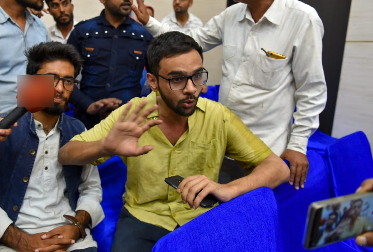 an unidentified man opened fire at jnu student umar khalid outside constitution club