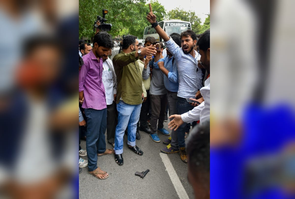 an unidentified man opened fire at jnu student umar khalid outside constitution club